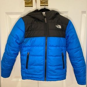 Boys The North Face reversible hooded jacket. Pockets on both sides.